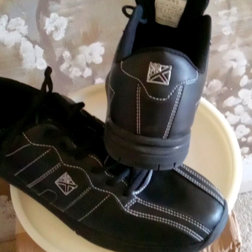 Mens Strikeforce bowling shoes sz10.5